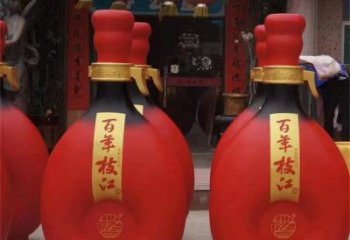 洋酒瓶雕塑點擊，地標(biāo)擺件，玻璃鋼洋酒瓶雕塑承接