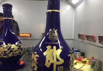 洋酒瓶雕塑選用，多彩藝術，玻璃鋼洋酒瓶雕塑展品