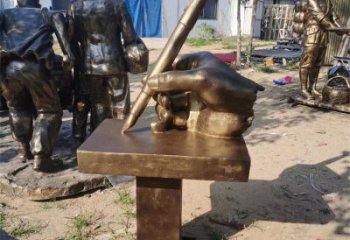 地標(biāo)擺件，手握鋼筆雕塑生產(chǎn)商，戶外景觀雕塑