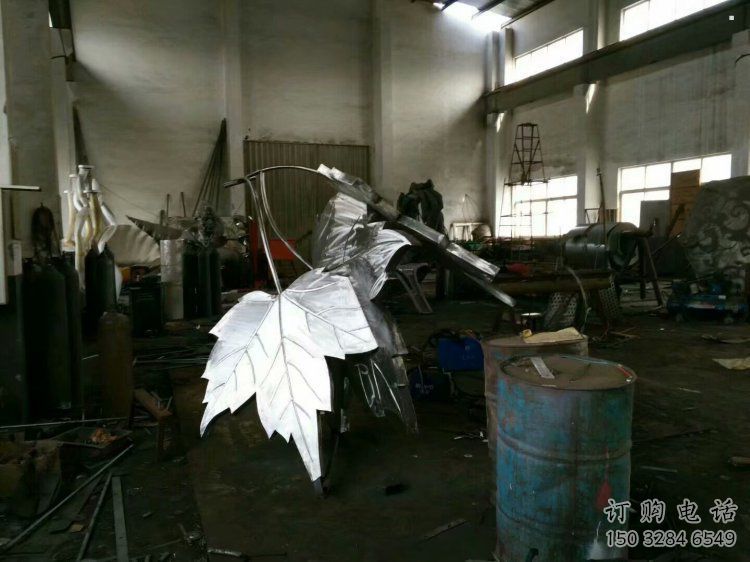 楓葉雕塑承接，城市裝飾，大型不銹鋼楓葉雕塑廠家