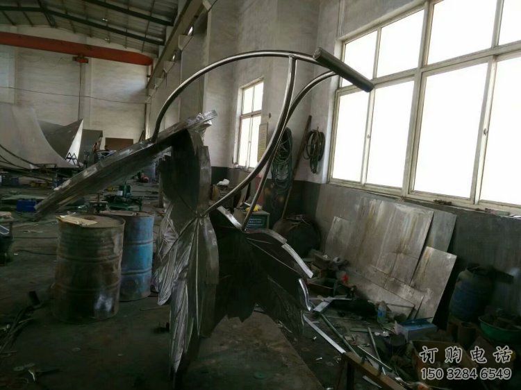 楓葉雕塑優(yōu)選，陸地擺件，藝術(shù)不銹鋼楓葉雕塑供應(yīng)