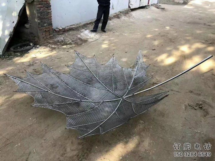 鏤空楓葉雕塑供需，彩鋼制作，大型鐵藝楓葉雕塑公司