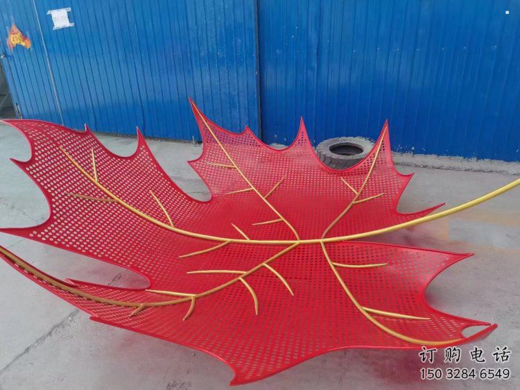 鏤空楓葉雕塑優(yōu)選，圓雕體系，鐵藝楓葉雕塑選定