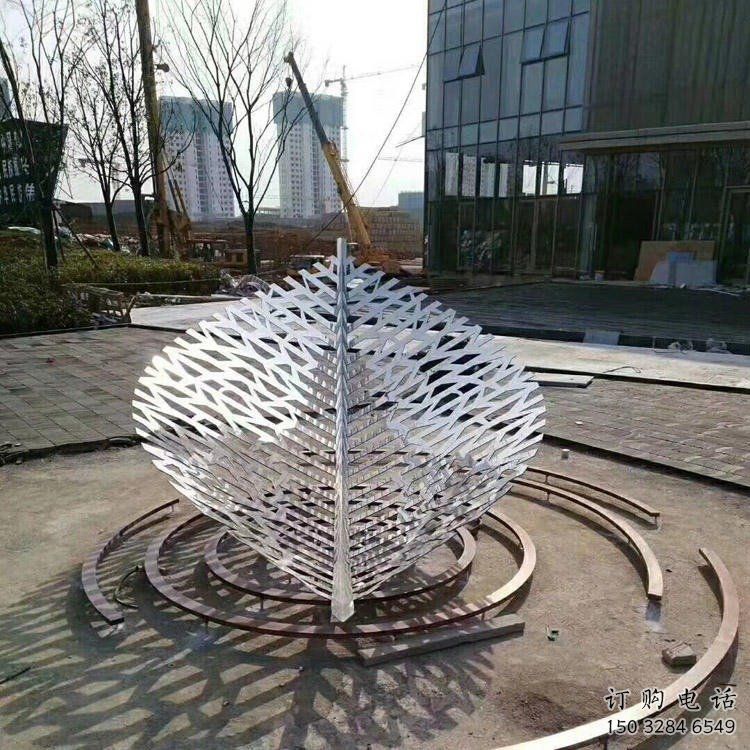 鏤空樹葉雕塑選用，陸地擺件，鐵藝樹葉雕塑加工廠家