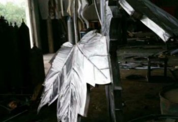 楓葉雕塑供應(yīng)，花園小品，不銹鋼仿真楓葉雕塑廠家