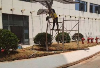 金屬樹葉雕塑廠家，街頭藝術(shù)，彩繪仿真樹葉雕塑制造商