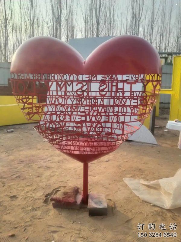 室內(nèi)心形球雕塑