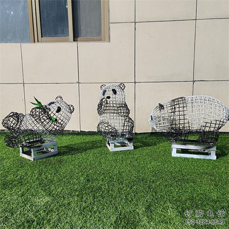 金屬熊貓雕塑廠家，城市雕塑，彩色鏤空熊貓雕塑指用