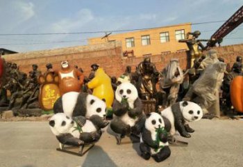 金屬熊貓雕塑制作，陸地擺件，仿真熊貓雕塑制造商