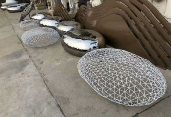 操場(chǎng)坐凳雕塑，鏤空景觀雕塑，噴砂制造