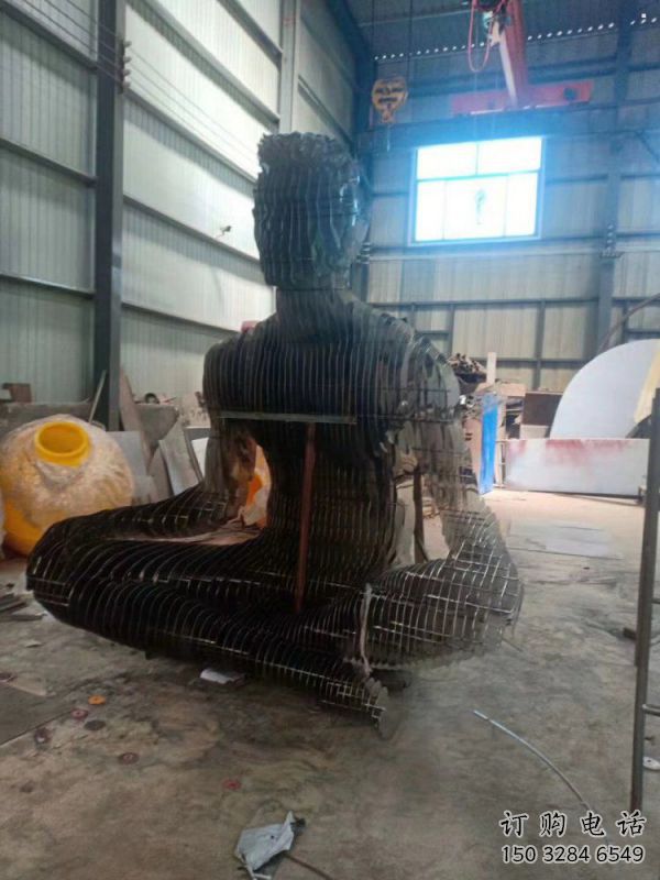 現(xiàn)代鏤空人物雕塑優(yōu)選，圓雕體系，鐵藝坐式人物雕塑選定