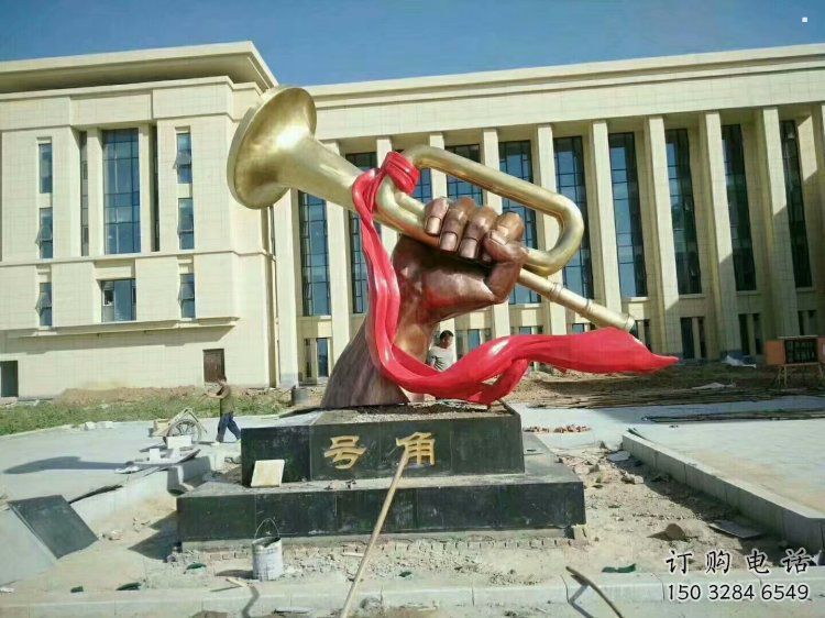 彩繪軍號(hào)雕塑