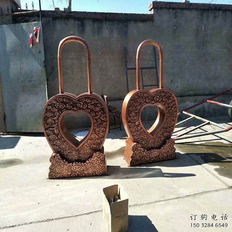 現(xiàn)代藝銅鎖子雕塑展品，室外軟裝，銅鎖子雕塑訂做