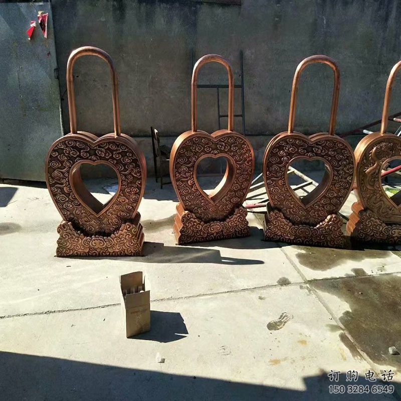 桌擺銅鎖子雕塑精品，景觀雕塑，銅鎖子雕塑生產(chǎn)商