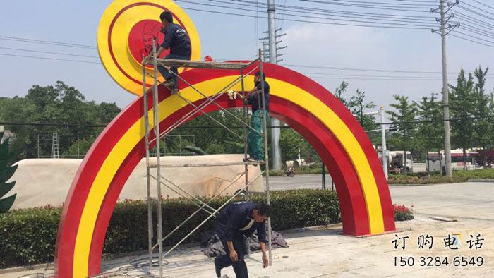 鼓樓烤漆拱門雕塑，彩虹圖案設計，不銹鋼大門雕塑實景