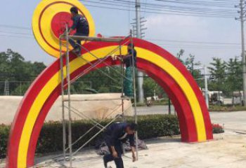 荊門烤漆拱門雕塑，彩虹圖案設(shè)計(jì)，不銹鋼大門雕塑實(shí)景