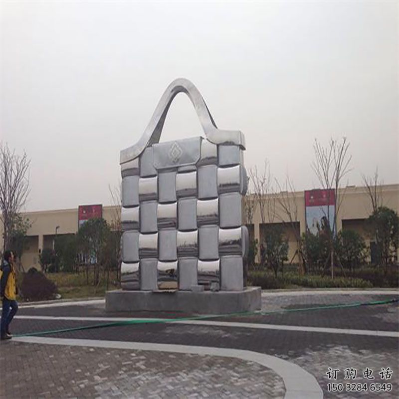 黃南景觀背包雕塑優選，陸地擺件，園林不銹鋼背包雕塑供應