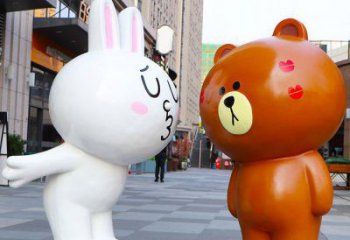 遼陽步行街布朗熊雕塑，玻璃鋼動物雕塑，卡通方式