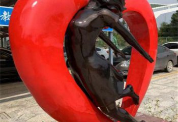 遼陽(yáng)草地心形人物雕塑