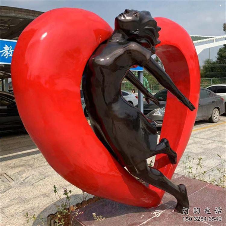 大同草地心形人物雕塑